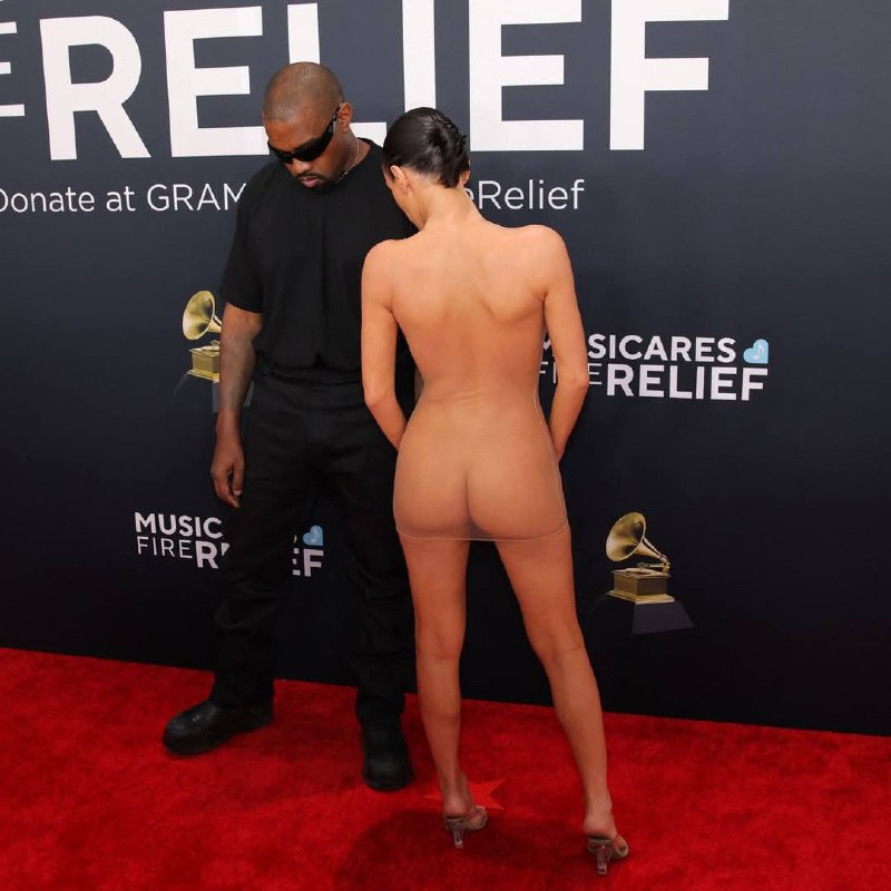 #比安卡·森索里 Bianca Censori 坎耶·维斯特 (Kanye West) 的 妻子 比安卡·森索里 (Bianca Censori) 在 格莱美 颁奖典礼 上几乎 全裸 出镜  #裸体恋童癖说唱歌手坎耶·维斯特 (Kanye West) 和吹牛老爹 (Puff Diddy) 的最好朋友因他的性奴妻子比安卡·森索里 (Bianca Censori) 在格莱美颁奖典礼上脱下外套而在网上走红