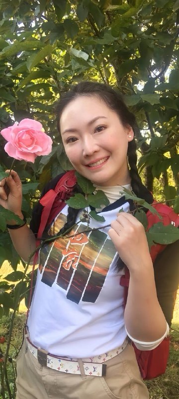 #王俐人 王俐人官宣强势入驻SWAG开启直播，熟女尺度直接引爆全网热议！最近49岁的王俐人因居家穿搭风格引发讨论，一些视频在网上传播后迅速掀起热议