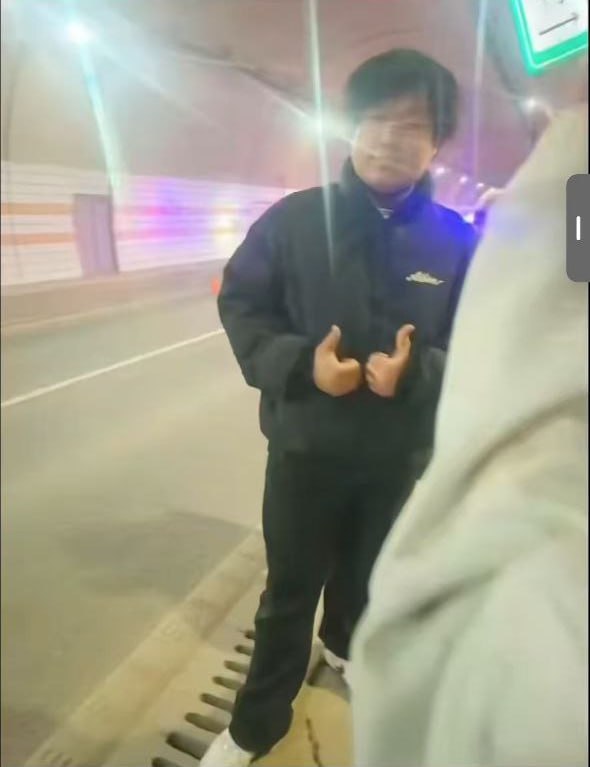 #何锦书 新昌特斯拉 绍兴新昌羽林隧道17岁未成年租特斯拉在隧道狂飙200码，当场给一小伙撞死，期间他女朋友一只录像直到撞人，未成年没有丝毫慌张，甚至撞到人了还大喊牛逼，下车更是竖起大拇指！#何锦书 新昌特斯拉 绍兴新昌羽林隧道17岁未成年租特斯拉在隧道狂飙200码，当场给一小伙撞死，期间他女朋友一只录像直到撞人，未成年没有丝毫慌张，甚至撞到人了还大喊牛逼，下车更是竖起大拇指！