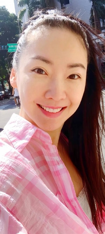 #王俐人 王俐人官宣强势入驻SWAG开启直播，熟女尺度直接引爆全网热议！最近49岁的王俐人因居家穿搭风格引发讨论，一些视频在网上传播后迅速掀起热议