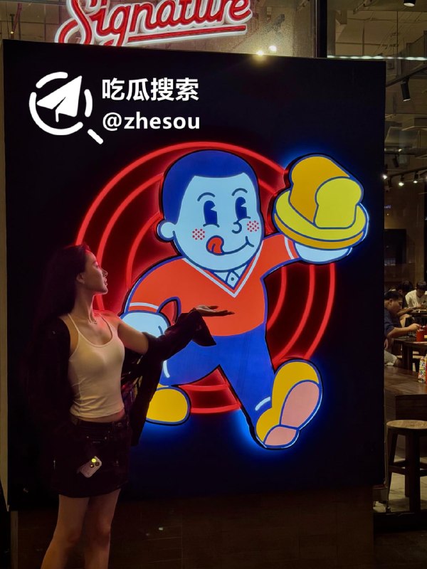 #Jimmy  上海留学生 Jimmy 酒店性爱私拍 情趣内衣衬托极品身材 露脸口交被男友爆干上海留学生Jimmy长相清纯，跟前男友在酒店里被潜规则时自己举着手机拍
