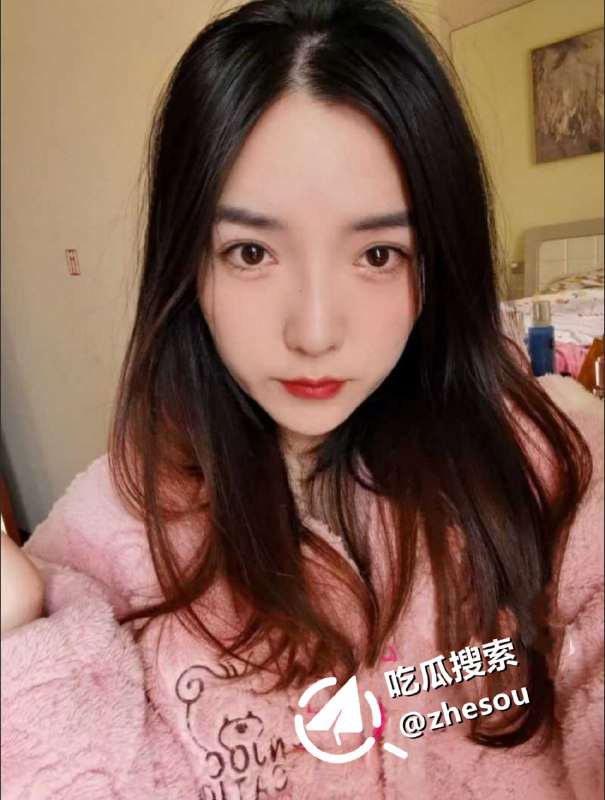 #刘思思 #母狗曝光 上海工商银行刘思思 婚内多次出轨 是个喜欢SM的肉便器！刘思思母狗的性欲极强，在酒店一边被操，一边还欲求不满的揉搓阴蒂，两只奶子不断晃动，嘴里还说出极度风骚的淫语