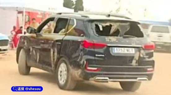 #西班牙国王 #费利佩六世 当地时间11/3日 西班牙国王 费利佩六世 在访问被洪水袭击的瓦伦西亚地区时，遭遇了愤怒的抗议者