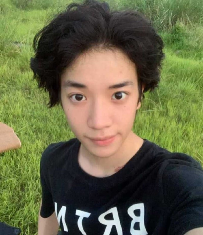 #小屁大王 知名福利姬 小屁大王 男友真实身份被曝光 国家队滑雪运动员 苏福 佛光道替身空翻视频被扒个底朝天！推特福利姬小屁大王，抖音名叫 #king桑 男友的真实身份被曝光，竟然是前国家队单板滑雪运动员苏福！这妹子因行业不景气，放弃了在外网卖片圈钱的日子，摇身一变，成了抖音上的滑雪名媛，一则在佛光道滑雪空翻的视频，引起了网友们的质疑，一个做福利姬出身的网红，谁也不信她有这空翻的本事随着网友们的深扒，终于发现的端倪，这妹子的男友就是国家队的滑雪运动员苏福，苏福为了帮小屁大王找回热度，竟然亲自上场替身空翻，更是被曝光两人关系为情侣，人设彻底崩塌！替身空翻事件曝光后，无数网友献身评论区职责，称苏福把国家队的脸都丢光了，竟然去找一个咯咯哒做女友也有细心的网友，在king桑的抖音作品中就发现了细节，逐帧解析后，实锤空翻的为替身，毕竟谁也不会相信，一个手无缚鸡之力的福利姬，竟然会高难度的空翻，仅仅是为了博取流量罢了！没想到福利姬的行业也是这么不景气，妹子都无奈去佛光道空翻再就业了，网友们也是发图吐槽，称这妹子有钱又有毅力，过生日时都不忘圈钱！但是话又说回来，都是为了赚钱