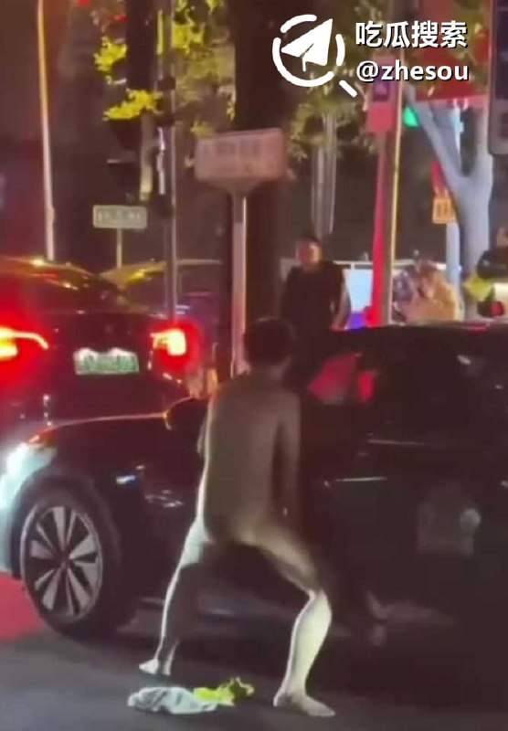 #裸男 #日车一个裸男挡住了一辆黑色汽车以后，竟然当众对着汽车日了起来，好家伙你长的是金刚钻吗？#裸男 #日车一个裸男挡住了一辆黑色汽车以后，竟然当众对着汽车日了起来，好家伙你长的是金刚钻吗？