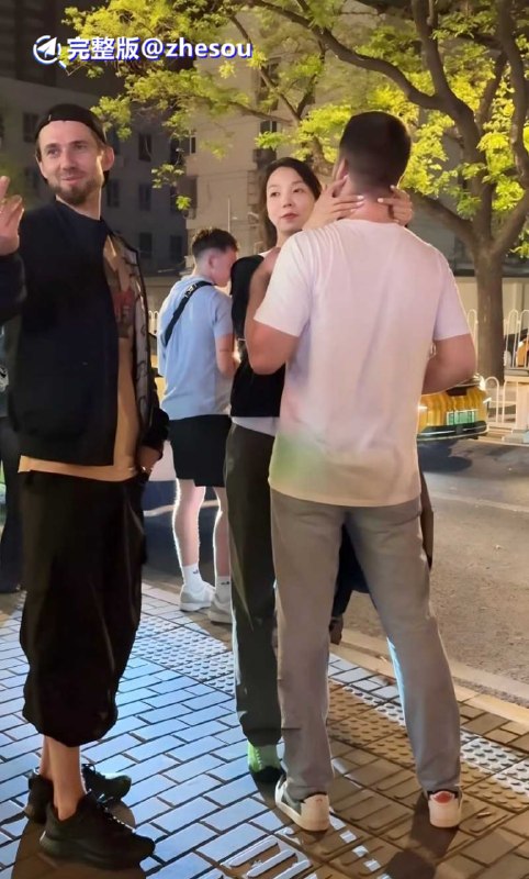 #三里屯 #亚洲马桶 北京三里屯酒吧门口 媚洋婊当众一拖二老外 3P视频曝光 亚洲马桶果真名不虚传！☁️ 口令