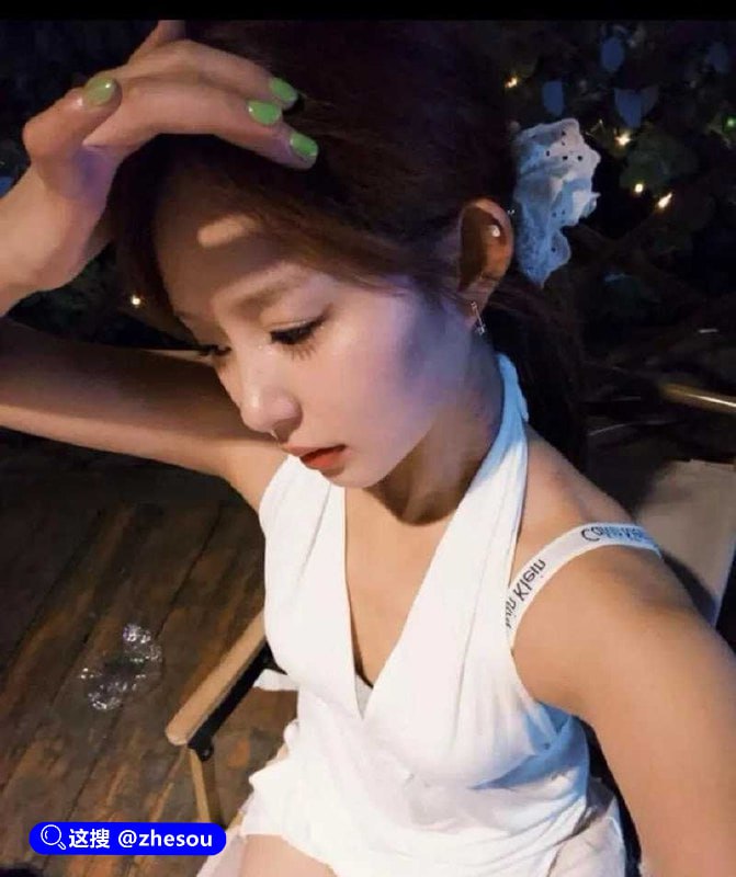 #深圳第一深情 约炮大神 深圳第一深情 最新力作 酒店约炮小红书瑜伽博主 #瑜伽小巫吃瓜女 180度开腿狂暴后入 被操的一字马都合不拢！一进门就把妹子按在沙发上狂吻，扯掉紧身瑜伽裤，露出那白虎无毛的粉嫩私处