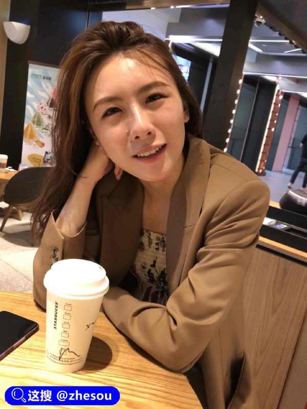 #何麦伢  上海五矿经易期货交易员 何麦伢 与男友自拍流出，性瘾母狗整天不是吃鸡把就是在吃鸡把的路上☁️ 口令
