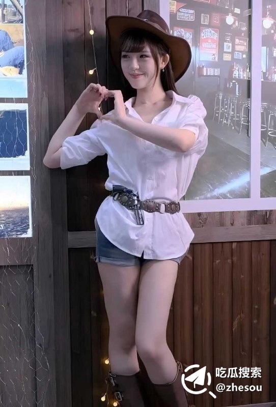#夏鸣前 #叮当猫 抖音cos网红 夏鸣前 出轨50余人 被男友叮当猫含泪怒曝 避孕套堆成山 情侣爱巢竟成泄欲炮房？夏鸣前出轨视频流出随着这次事件的持续曝光，夏鸣前的一位炮友也是幡然醒悟，直接在外网甩出了这婊子的性爱视频，不得不说，平时一副清纯乖巧的女神形象，没想到私下竟然如此狂野，口活真是没得说，简直能吊打职业选手了！完整版视频