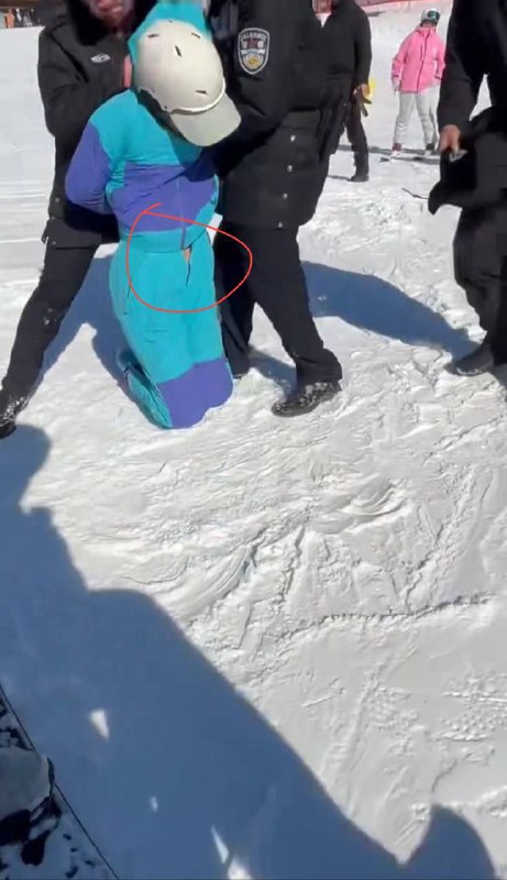 #云居滑雪场调戏事件详情 河北云居滑雪场 一男子掏出老二猥亵女教练，被警察直接抓了 被抓时拉链都没拉上#云居滑雪场调戏事件详情 河北云居滑雪场 一男子掏出老二猥亵女教练，被警察直接抓了 被抓时拉链都没拉上