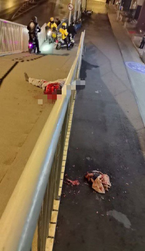 #武汉花园道 #武汉 🔥 热搜 武汉花园道惊现成两截的碎尸体！目前不知道是他杀还是自杀！⚠️血腥，胆小勿看‼️‼️#武汉花园道 #武汉 🔥 热搜 武汉花园道惊现成两截的碎尸体！目前不知道是他杀还是自杀！⚠️血腥，胆小勿看‼️‼️