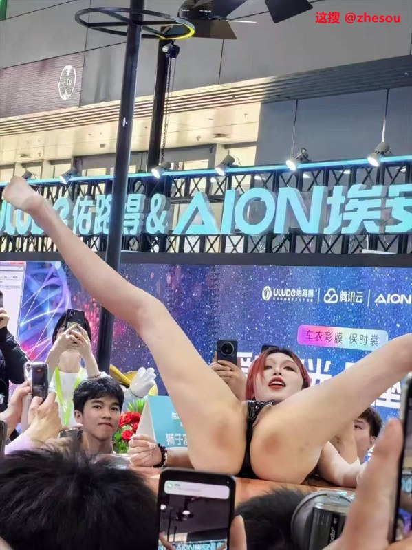 #深圳改装车展 深圳九州改装车展极品车模擦边露出、私密部位清晰可见，恶俗出圈 