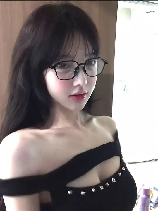 #邪恶水獭 抖音热搜邪恶水獭与秦衍事件邪恶水獭自己用小号贩卖与前男友大尺度做爱视频  邪恶水獭拿刀砍男友 澄清声明本人系网络昵称“邪恶水獭”的本人，现就近期网络上恶意传播的“本人拿刀砍男友”“卖淫”等不实信息，发布如下郑重澄清及法律警告