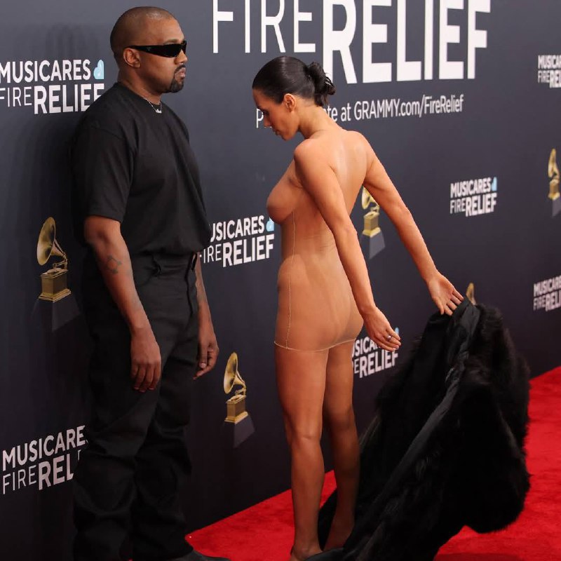 #比安卡·森索里 Bianca Censori 坎耶·维斯特 (Kanye West) 的 妻子 比安卡·森索里 (Bianca Censori) 在 格莱美 颁奖典礼 上几乎 全裸 出镜  #裸体恋童癖说唱歌手坎耶·维斯特 (Kanye West) 和吹牛老爹 (Puff Diddy) 的最好朋友因他的性奴妻子比安卡·森索里 (Bianca Censori) 在格莱美颁奖典礼上脱下外套而在网上走红