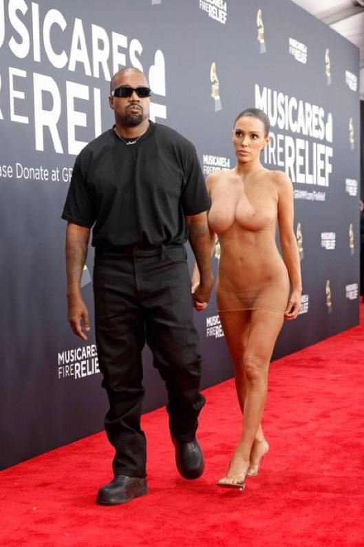 #比安卡·森索里 Bianca Censori 坎耶·维斯特 (Kanye West) 的 妻子 比安卡·森索里 (Bianca Censori) 在 格莱美 颁奖典礼 上几乎 全裸 出镜  #裸体恋童癖说唱歌手坎耶·维斯特 (Kanye West) 和吹牛老爹 (Puff Diddy) 的最好朋友因他的性奴妻子比安卡·森索里 (Bianca Censori) 在格莱美颁奖典礼上脱下外套而在网上走红