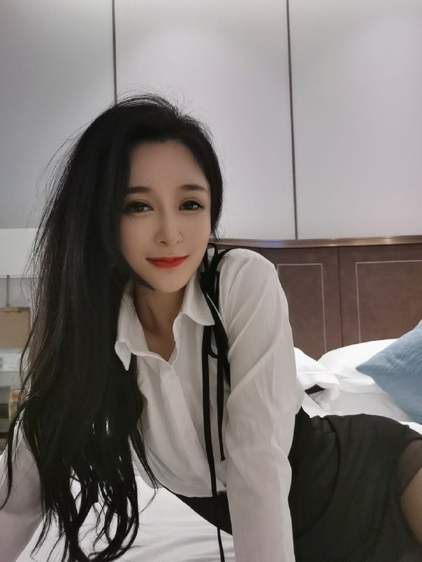 #迷人蔓CC  极品身材最美真实空姐迷人蔓CC 和金主爸爸约炮高级群性爱私拍合集 逆天大长腿身材无敌有钱人的玩具☁️ 口令