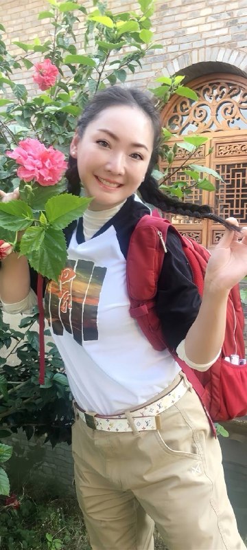 #王俐人 王俐人官宣强势入驻SWAG开启直播，熟女尺度直接引爆全网热议！最近49岁的王俐人因居家穿搭风格引发讨论，一些视频在网上传播后迅速掀起热议