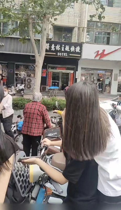 #南和得意林 #南和得意林宾馆 河北邢台南和区得意林主题快捷宾馆网传有个精神小妹在里面喝酒喝死了？另外的说法是两个人润滑油被换成502胶水，把B粘住了...#南和得意林 #南和得意林宾馆 河北邢台南和区得意林主题快捷宾馆网传有个精神小妹在里面喝酒喝死了？另外的说法是两个人润滑油被换成502胶水，把B粘住了...