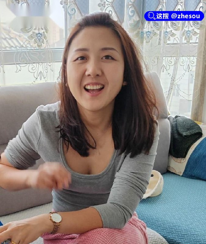 #威海王艳 山东威海95后人妻王艳婚内出轨太疯狂！开档丝袜多姿势被猛干全程浪叫不止！山东威海95后人妻王艳婚内出轨视频流出，她穿着黑色开档丝袜直接被情夫按在床上，修长美腿高高抬起，丝袜边缘被粗暴扯开，露出粉嫩私处，眼神迷离又带着一丝紧张，身体却不由自主地扭动迎合，情夫从正面猛烈挺进，她雪白丰满的胸部随着撞击剧烈晃荡，发出压抑不住的娇喘