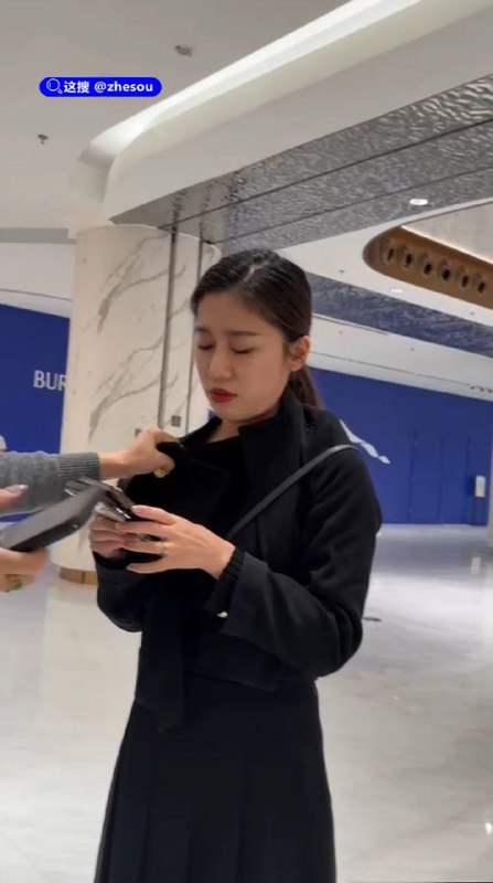 #合肥银泰 合肥银泰LV柜姐给男客户发清凉照片、叫爸爸，被原配抓包