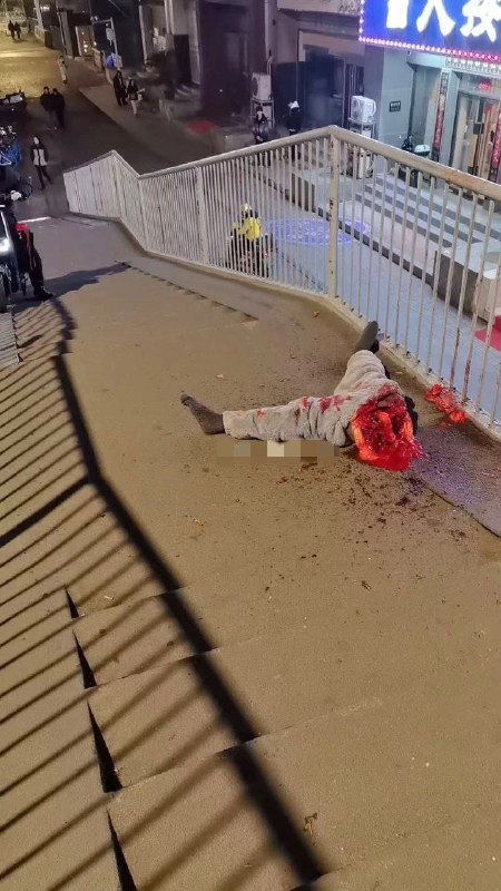 #武汉花园道 #武汉 🔥 热搜 武汉花园道惊现成两截的碎尸体！目前不知道是他杀还是自杀！⚠️血腥，胆小勿看‼️‼️#武汉花园道 #武汉 🔥 热搜 武汉花园道惊现成两截的碎尸体！目前不知道是他杀还是自杀！⚠️血腥，胆小勿看‼️‼️