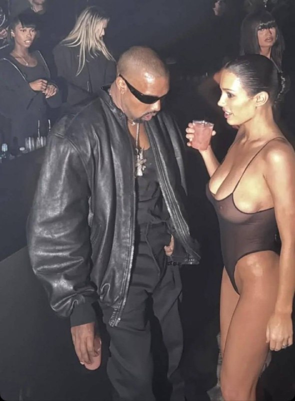 #侃爷 #比安卡 侃爷和比安卡在洛杉矶参加马尔蒙庄园酒店 (Chateau Marmont) 的生日派对时身穿大胆的透明服装，露出胸部，Censori 的服装没有太多的遮盖，上衣透明，几乎没有什么可展现的，反而突显了她的身材