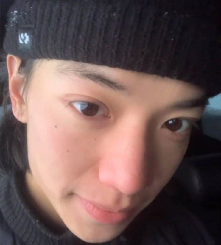 #小屁大王 知名福利姬 小屁大王 男友真实身份被曝光 国家队滑雪运动员 苏福 佛光道替身空翻视频被扒个底朝天！推特福利姬小屁大王，抖音名叫 #king桑 男友的真实身份被曝光，竟然是前国家队单板滑雪运动员苏福！这妹子因行业不景气，放弃了在外网卖片圈钱的日子，摇身一变，成了抖音上的滑雪名媛，一则在佛光道滑雪空翻的视频，引起了网友们的质疑，一个做福利姬出身的网红，谁也不信她有这空翻的本事随着网友们的深扒，终于发现的端倪，这妹子的男友就是国家队的滑雪运动员苏福，苏福为了帮小屁大王找回热度，竟然亲自上场替身空翻，更是被曝光两人关系为情侣，人设彻底崩塌！替身空翻事件曝光后，无数网友献身评论区职责，称苏福把国家队的脸都丢光了，竟然去找一个咯咯哒做女友也有细心的网友，在king桑的抖音作品中就发现了细节，逐帧解析后，实锤空翻的为替身，毕竟谁也不会相信，一个手无缚鸡之力的福利姬，竟然会高难度的空翻，仅仅是为了博取流量罢了！没想到福利姬的行业也是这么不景气，妹子都无奈去佛光道空翻再就业了，网友们也是发图吐槽，称这妹子有钱又有毅力，过生日时都不忘圈钱！但是话又说回来，都是为了赚钱