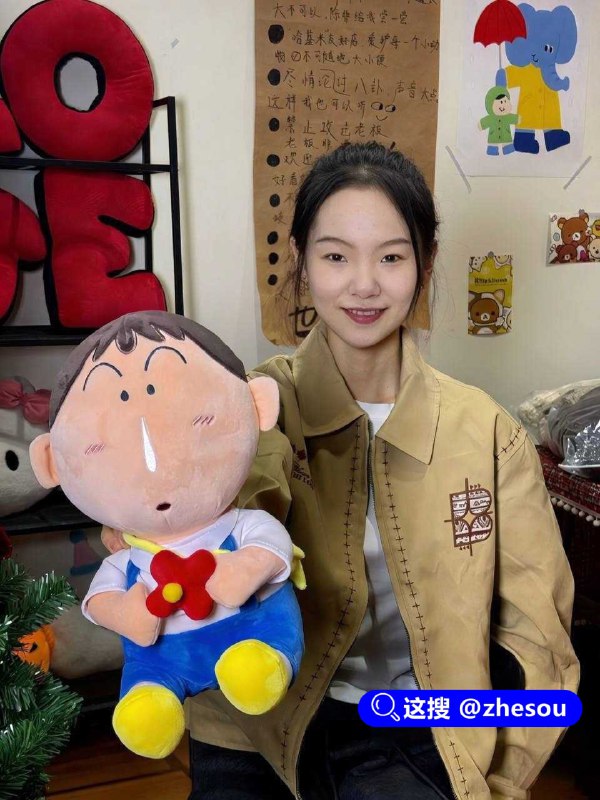 #上海环球城 #驰人生3 上海环球城影院捉奸风暴影院灯光亮起后场面更加混乱，观众纷纷拿出手机录像，整个过程被完整拍下迅速流传网络，这起公共场合捉奸事件结合出轨性爱视频曝光的双重刺激，丈夫的报复方式极端却也暴露了婚姻背叛的惨痛代价，彻底撕碎了女子的伪装面具，也让无数人感慨感情世界的水深火热