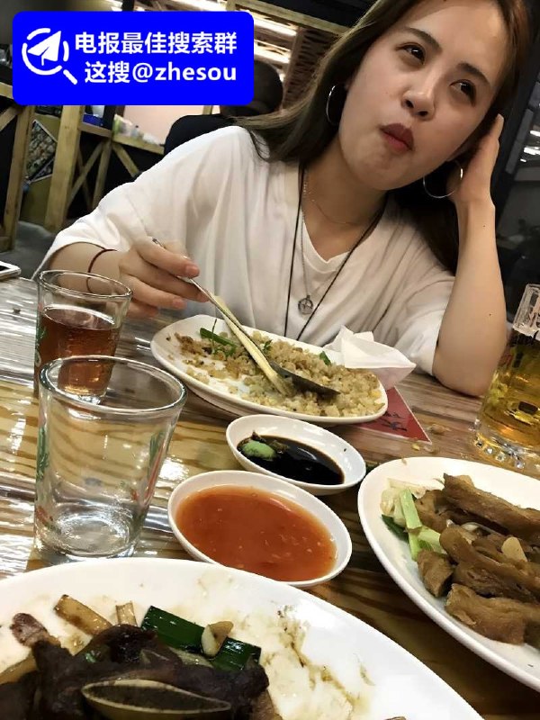 #少妇 大排档醉酒少妇晚归回家 黑鲍整夜被干到白浆直流 瘫软迷醉本能迎合鸡巴抽插醉酒少妇晚归被干在外面大排档喝多醉酒的少妇，回家很晚并且直接脱掉内衣裤在床上哼唧，这骚模样直接给男主看硬了，拿出剃过毛不久的鸡巴就插进黑鲍里，一直做到醉酒少妇醒酒