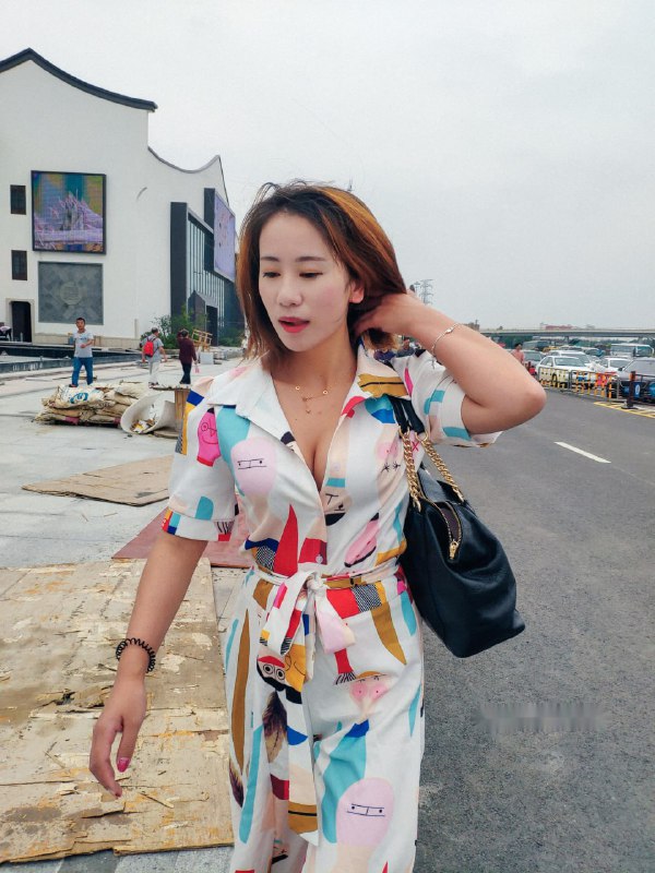 #火儿姐 户外露出鼻祖网红御姐 火儿姐 穿着高跟黑丝在景区裸行 搔首弄姿露奶露逼 成熟性感女人味十足完整版 