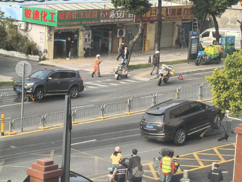 #Ai创作卧槽，快看对面傻逼撞护栏上了，哈哈哈