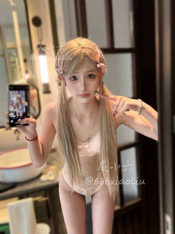 #小屁大王 知名福利姬 小屁大王 男友真实身份被曝光 国家队滑雪运动员 苏福 佛光道替身空翻视频被扒个底朝天！推特福利姬小屁大王，抖音名叫 #king桑 男友的真实身份被曝光，竟然是前国家队单板滑雪运动员苏福！这妹子因行业不景气，放弃了在外网卖片圈钱的日子，摇身一变，成了抖音上的滑雪名媛，一则在佛光道滑雪空翻的视频，引起了网友们的质疑，一个做福利姬出身的网红，谁也不信她有这空翻的本事随着网友们的深扒，终于发现的端倪，这妹子的男友就是国家队的滑雪运动员苏福，苏福为了帮小屁大王找回热度，竟然亲自上场替身空翻，更是被曝光两人关系为情侣，人设彻底崩塌！替身空翻事件曝光后，无数网友献身评论区职责，称苏福把国家队的脸都丢光了，竟然去找一个咯咯哒做女友也有细心的网友，在king桑的抖音作品中就发现了细节，逐帧解析后，实锤空翻的为替身，毕竟谁也不会相信，一个手无缚鸡之力的福利姬，竟然会高难度的空翻，仅仅是为了博取流量罢了！没想到福利姬的行业也是这么不景气，妹子都无奈去佛光道空翻再就业了，网友们也是发图吐槽，称这妹子有钱又有毅力，过生日时都不忘圈钱！但是话又说回来，都是为了赚钱