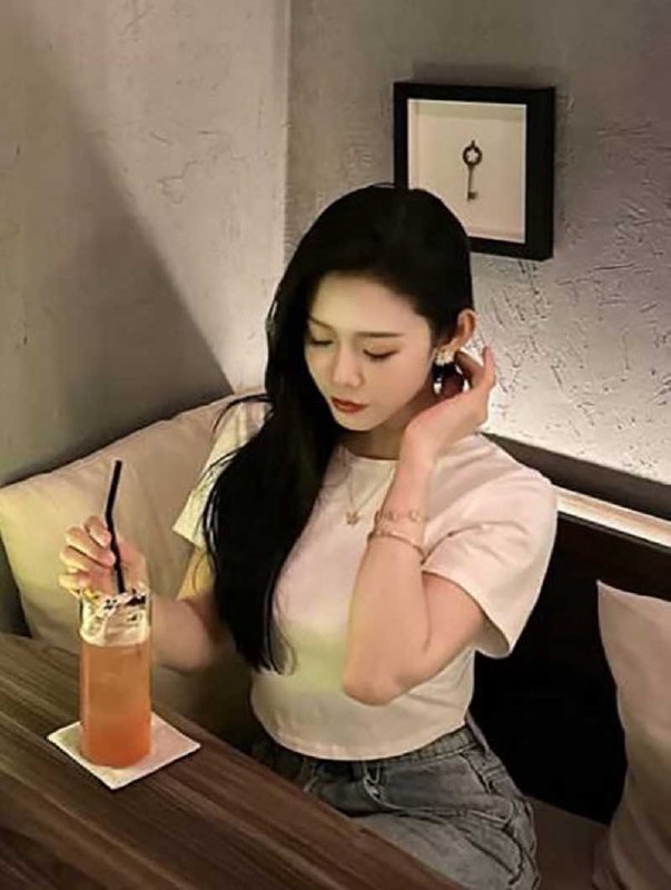 #李凯诗 十八线绝美女演员 李凯诗 被金主训成母狗 无套后入炮机轰穴 双洞齐开极度淫贱☁️ 口令