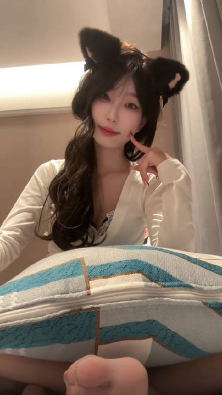 #小水不哭 抖音丝足福利姬 小水不哭 宿舍全裸露脸自慰骚逼丝足狂插查看 