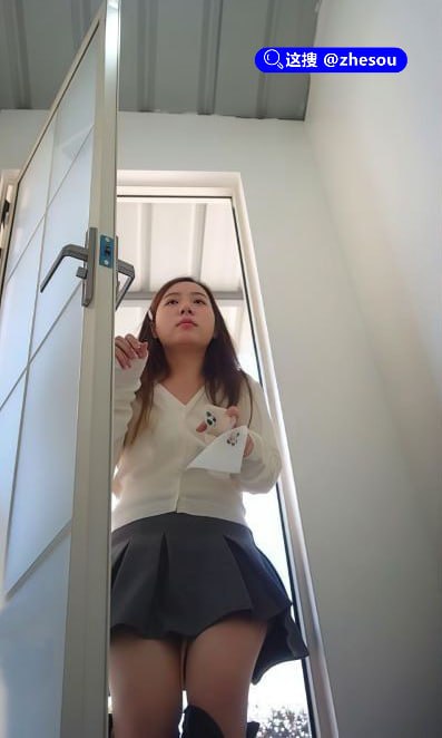 成都莉莉岛景区震惊全国 厕所偷拍全集 大半个网红圈中招 震惊全国的莉莉岛景区厕所偷拍事件彻底大爆发！成都莉莉岛景区简易女厕疑似被长期安装针孔摄像头，大量高颜值美女上厕所的私密画面被偷拍并流出，形成一部“全集”级别资源，瞬间囊括大半个网红圈，刷爆全网！📌 口令列表