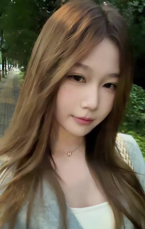 #李林恩 长江师范学院的女神李林恩，在校期间以清纯的形象，和超高演讲能力在学校风光无限，但是最近网上曝出的视频中，李林恩清纯人设彻底崩塌，她同时私下交往多名男生，感情多线操作，金钱纠葛不断，变身真正的时间管理大师，这些男友被她安排的井井有条，学霸形象也拯救不了她，从以前的学霸女神，到私下的反差生活，强烈的形象让知道这件事的网友全部沸腾了起来