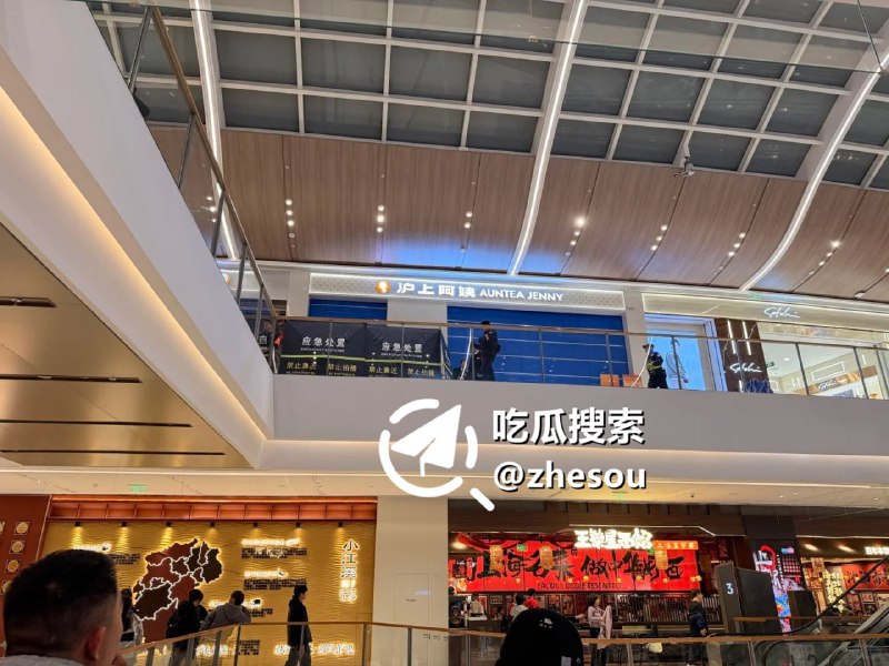 #南昌市万象城 江西省南昌市万象城，一名保安在阻止顾客行凶过程中，于沪上阿姨门口电梯处被人捅伤一刀，现场留下大量血迹