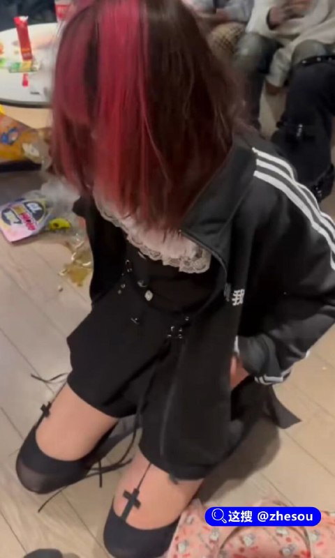 #高街帝 高街帝暴打少萝 抖音热搜的高街帝霸凌事件视频完整版 精神小妹被多人拳打脚踢 脱衣霸凌