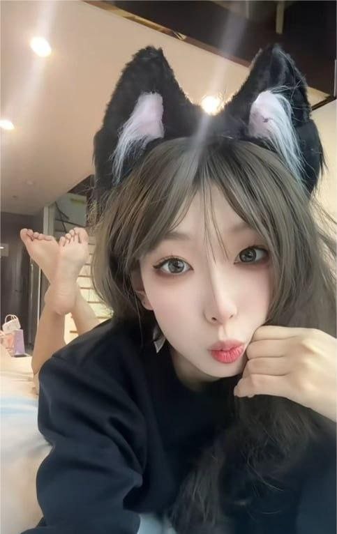 #小水不哭 抖音丝足福利姬 小水不哭 宿舍全裸露脸自慰骚逼丝足狂插查看 