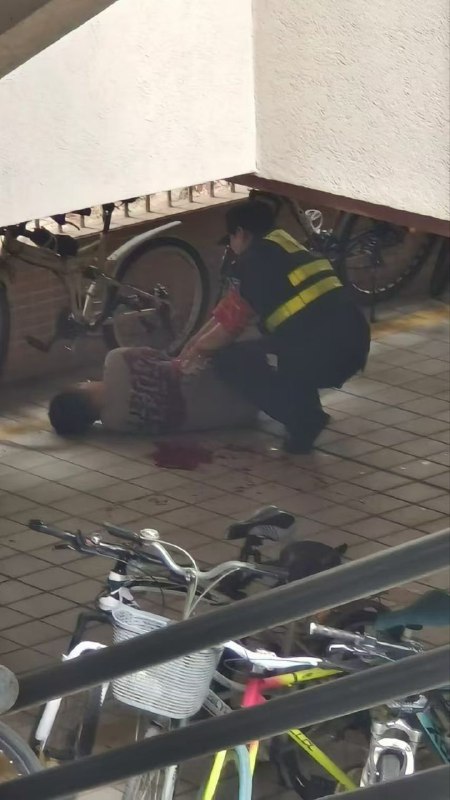 #广东工业大学 广东工业大学也发生捅人事件，凶手将自己反锁在宿舍内，保安和公安则在外面踹门