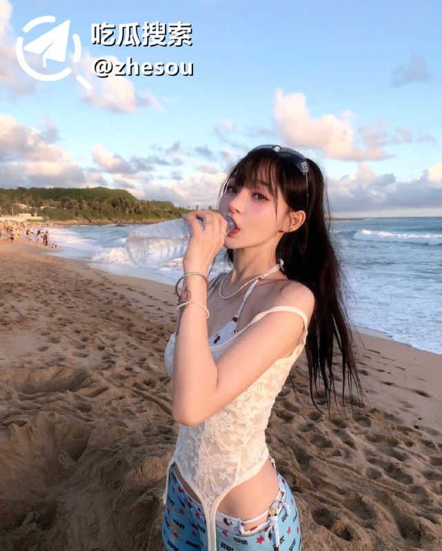 #林襄 台湾啦啦队成员林襄偷拍视频流出 更衣室换衣展露酥胸鲍鱼 诱人身姿令人垂涎欲滴☁️ 口令
