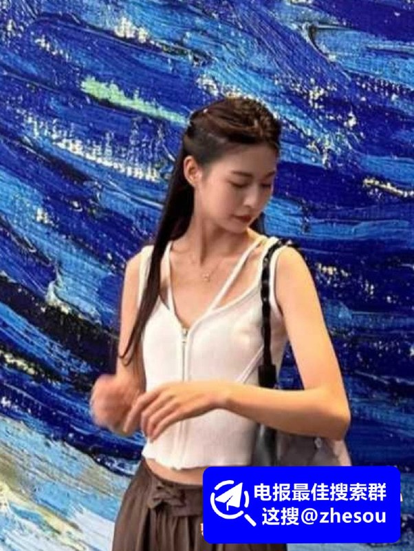 #周晓恩 广东极品大学生周晓恩平时在校园里清纯漂亮、气质出众，是无数男生心中的白月光女神