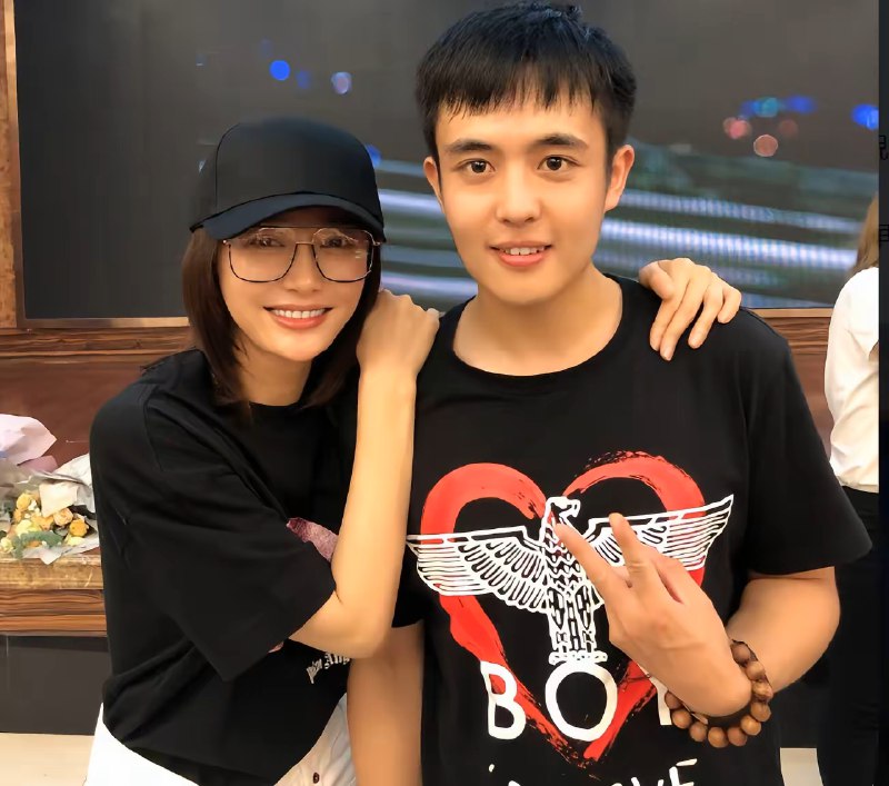 #王星 泰国失联中国演员王星已被找到，王星被缅甸警亏发现时拍摄的照片