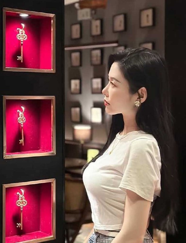 #李凯诗 十八线绝美女演员 李凯诗 被金主训成母狗 无套后入炮机轰穴 双洞齐开极度淫贱☁️ 口令