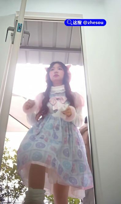 成都莉莉岛景区震惊全国 厕所偷拍全集 大半个网红圈中招 震惊全国的莉莉岛景区厕所偷拍事件彻底大爆发！成都莉莉岛景区简易女厕疑似被长期安装针孔摄像头，大量高颜值美女上厕所的私密画面被偷拍并流出，形成一部“全集”级别资源，瞬间囊括大半个网红圈，刷爆全网！📌 口令列表