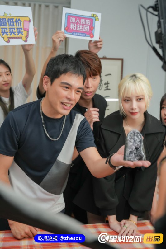 #疯狂小杨哥 疯狂小杨哥之三只羊的淫乱秘辛短剧改编自顶流带货主播，全网粉丝过亿的”疯狂小杨哥“最近火爆全网的热搜霸屏事件，出轨还将老情人以敲诈勒索送进监狱，各种带货物品爆雷，以次装好专坑家人们……大小杨哥创建的三只狼三只羊网络公司，在网友们的深扒下，可谓是越扒越有料，各种淫乱关系被揭露，所有与其公司相关的女主播都爆出不雅事件，更有录音流出，称刷礼物的屌丝们，所追求的高贵女神，只不过是资本的玩物肉便器罢了，舔脚吞精黑料不断☁️ 口令