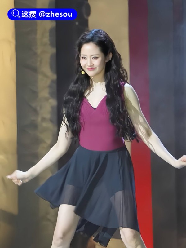 #万千惠 万千惠迎宾照 内地狂野女王万千惠回归娱乐圈引发舆论 裸照当迎宾照震碎网友三观！曾经的内地狂野女王万千惠高调回归，结果直接把网友三观震碎！她中戏音乐剧科班出身，阔别专业舞台近十年，此次以三宝妻子身份回归，初舞台全开麦演唱《暗香》《让她降落》，唱腔专业、情感真挚，本该是励志翻红故事，但网友们直接扒出了她早期的黑历史，当年24岁嫁给大25岁的音乐人三宝时，婚礼上竟用全裸婚纱照作为迎宾照，一时间引发了全网轰动！#万千惠 万千惠迎宾照 内地狂野女王万千惠回归娱乐圈引发舆论 裸照当迎宾照震碎网友三观！曾经的内地狂野女王万千惠高调回归，结果直接把网友三观震碎！她中戏音乐剧科班出身，阔别专业舞台近十年，此次以三宝妻子身份回归，初舞台全开麦演唱《暗香》《让她降落》，唱腔专业、情感真挚，本该是励志翻红故事，但网友们直接扒出了她早期的黑历史，当年24岁嫁给大25岁的音乐人三宝时，婚礼上竟用全裸婚纱照作为迎宾照，一时间引发了全网轰动！