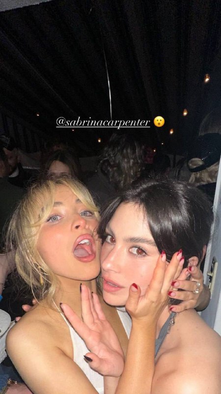 #侃爷 #比安卡 侃爷和比安卡在洛杉矶参加马尔蒙庄园酒店 (Chateau Marmont) 的生日派对时身穿大胆的透明服装，露出胸部，Censori 的服装没有太多的遮盖，上衣透明，几乎没有什么可展现的，反而突显了她的身材