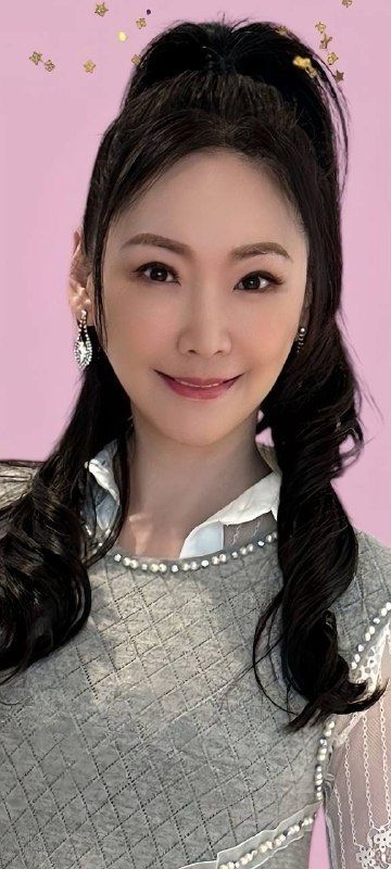 #王俐人 王俐人官宣强势入驻SWAG开启直播，熟女尺度直接引爆全网热议！最近49岁的王俐人因居家穿搭风格引发讨论，一些视频在网上传播后迅速掀起热议