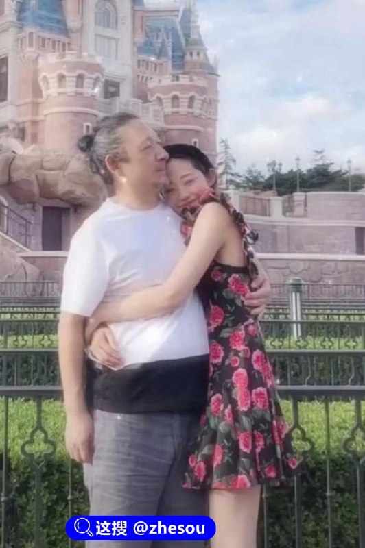 #万千惠 万千惠迎宾照 内地狂野女王万千惠回归娱乐圈引发舆论 裸照当迎宾照震碎网友三观！曾经的内地狂野女王万千惠高调回归，结果直接把网友三观震碎！她中戏音乐剧科班出身，阔别专业舞台近十年，此次以三宝妻子身份回归，初舞台全开麦演唱《暗香》《让她降落》，唱腔专业、情感真挚，本该是励志翻红故事，但网友们直接扒出了她早期的黑历史，当年24岁嫁给大25岁的音乐人三宝时，婚礼上竟用全裸婚纱照作为迎宾照，一时间引发了全网轰动！#万千惠 万千惠迎宾照 内地狂野女王万千惠回归娱乐圈引发舆论 裸照当迎宾照震碎网友三观！曾经的内地狂野女王万千惠高调回归，结果直接把网友三观震碎！她中戏音乐剧科班出身，阔别专业舞台近十年，此次以三宝妻子身份回归，初舞台全开麦演唱《暗香》《让她降落》，唱腔专业、情感真挚，本该是励志翻红故事，但网友们直接扒出了她早期的黑历史，当年24岁嫁给大25岁的音乐人三宝时，婚礼上竟用全裸婚纱照作为迎宾照，一时间引发了全网轰动！